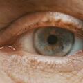 78歲患者視物模糊，右眼幾近失明，這一「老年」眼病其實可預防