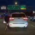 高速公路拖下車丟包　長髮女翻滾多圈不動了