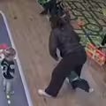 老師玩飛高高　甩拋男童沒接住