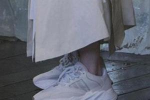 你買不到的全白YEEZYBOOST700，不妨看看別人怎麼穿！