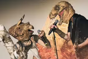 獨／恐龍的皮二度叩關金曲！三角龍秀中文爆意外 「暴龍只講英文」原因曝