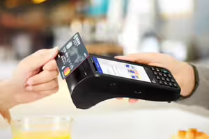 刷卡小心有陷阱！少做1步「恐被收18％手續費」