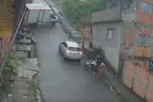 貨車突滑下坡翻覆 乘客拋車外「1神反應」躲過車廂重壓 貨車突滑下坡翻覆 乘客拋車外「1神反應」躲過車廂重壓