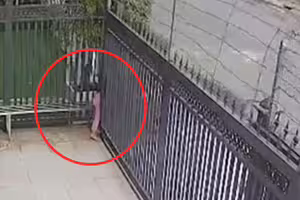 沒發現鐵門關上了　女童被夾緊下場曝