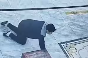 到按摩店爽整晚　男子隔天「跪著爬出門」