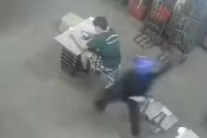 在市場工作一半 男突遭鐵支猛刺背部 在市場工作一半 男突遭鐵支猛刺背部