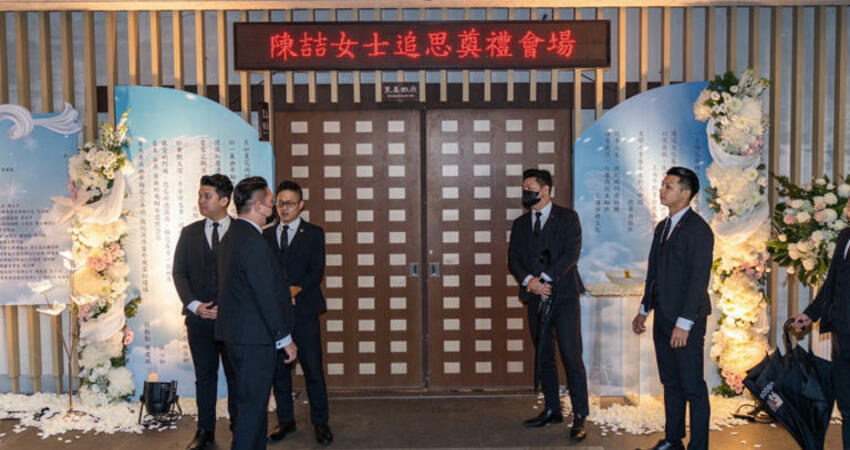 韓冰罕見現身！全身黑陪韓國瑜告別瓊瑤 「高雄天作之合」成追憶