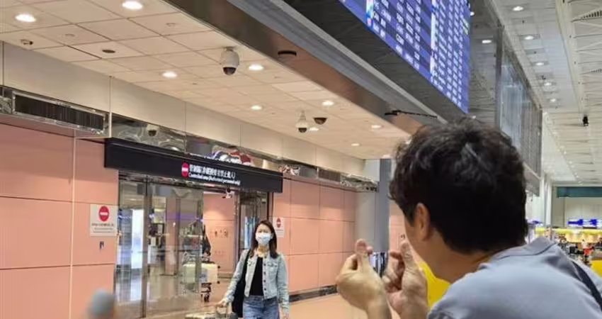 大咖夫妻現身機場接機！21歲超正愛女曝光 一家四口全都高顏值