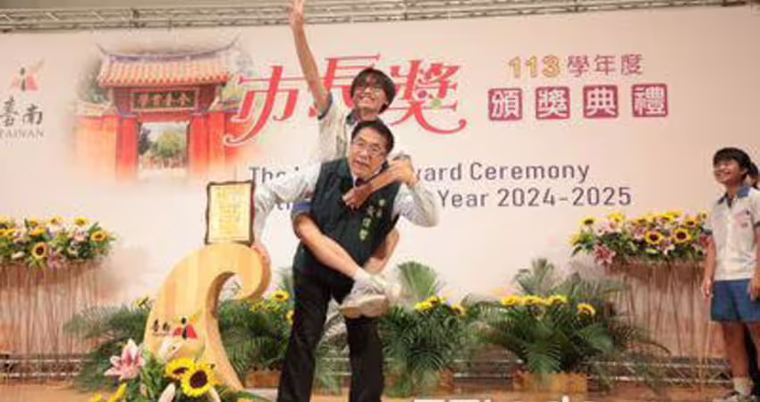 從族服到公主抱！市長獎頒獎感動全場 黃偉哲笑迎挑戰與學生同框留青春