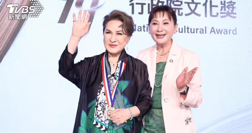 楊麗花獲文化獎！徒弟陳亞蘭獻花 脫口飆金句：我會老但歌仔戲永不老