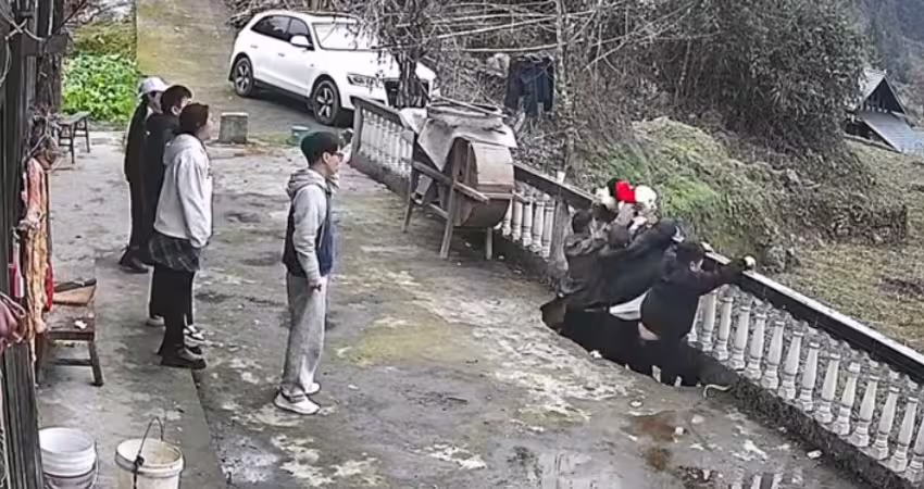 陽台突然「恐怖塌陷」！3人瞬間摔下墜落