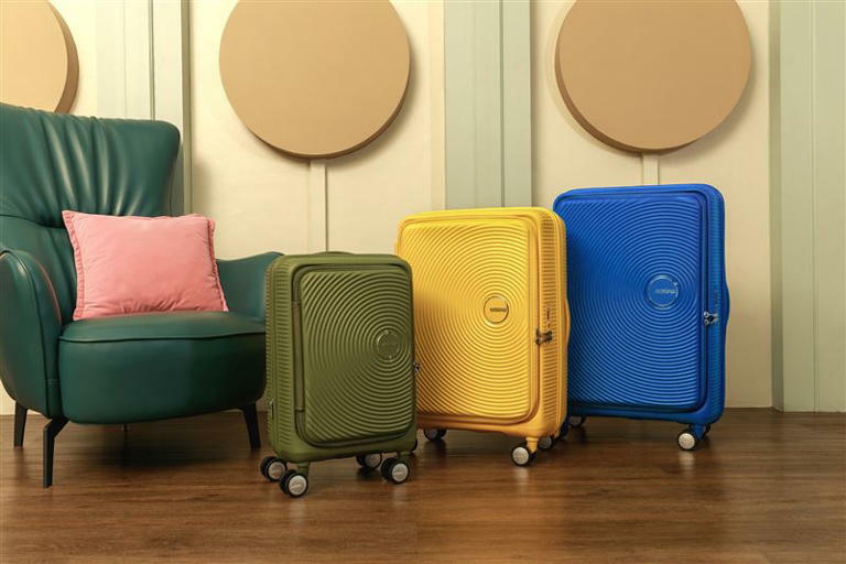 American Tourister CURIO行李箱以黑膠唱片為靈感，融合美式街潮設計，成為年末必備穿搭亮點。（圖／品牌業者提供）