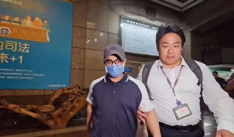 歌手邱軍涉犯不能安全駕駛致人於死及肇事逃逸罪,昨天(5日)起訴,法院裁定20萬元交保,限制住居、限制出境出海。(圖/翻攝畫面) 歌手邱軍涉犯不能安全駕駛致人於死及肇事逃逸罪,昨天(5日)起訴,法院裁定20萬元交保,限制住居、限制出境出海。(圖/翻攝畫面)