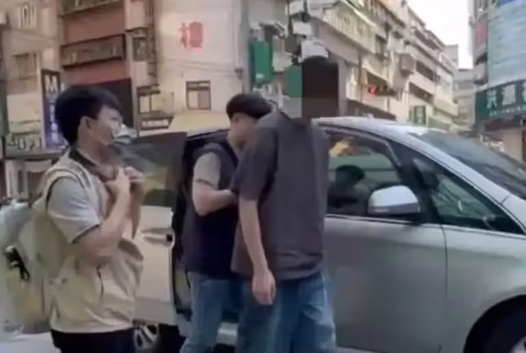 ▲檢警追查藝人閃兵案,《模范棒棒堂》的男團「超克7」李銓,以及「小蝦」陳大天,都遭鎖定被檢警帶回偵訊。(圖/翻攝畫面) ▲檢警追查藝人閃兵案,《模范棒棒堂》的男團「超克7」李銓,以及「小蝦」陳大天,都遭鎖定被檢警帶回偵訊。(圖/翻攝畫面)