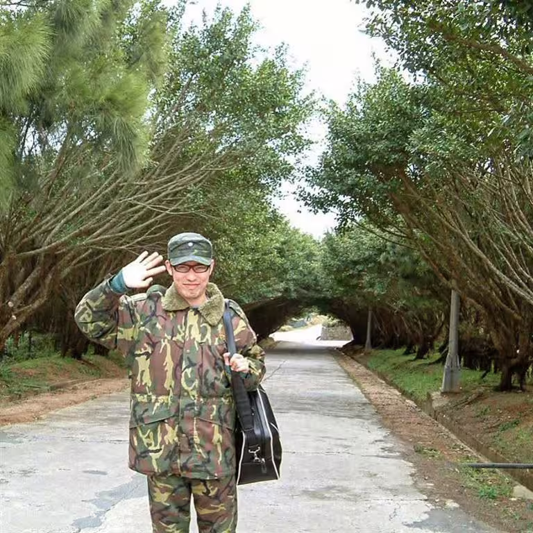 MC HotDog曬出軍旅生涯時的稚嫩照。(圖/翻攝自熱狗 MC HotDog臉書) MC HotDog曬出軍旅生涯時的稚嫩照。(圖/翻攝自熱狗 MC HotDog臉書)