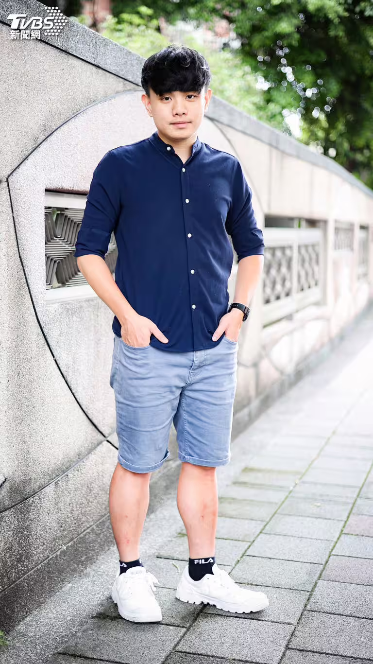 金曲入圍揭曉當天,楊肅浩忙著批改考卷,直到放學才好好感受喜悅。(圖/張哲鳴攝) 金曲入圍揭曉當天,楊肅浩忙著批改考卷,直到放學才好好感受喜悅。(圖/張哲鳴攝)
