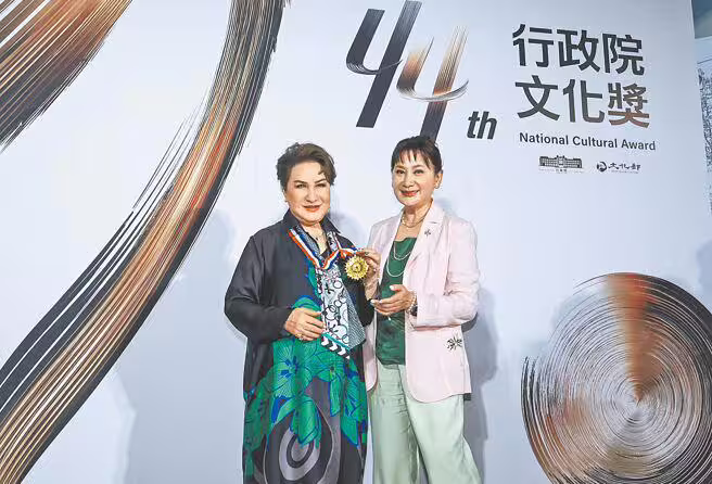 楊麗花(左)10日在愛徒陳亞蘭陪同下,開心領取行政院文化獎。(陳俊吉攝) 楊麗花(左)10日在愛徒陳亞蘭陪同下,開心領取行政院文化獎。(陳俊吉攝)