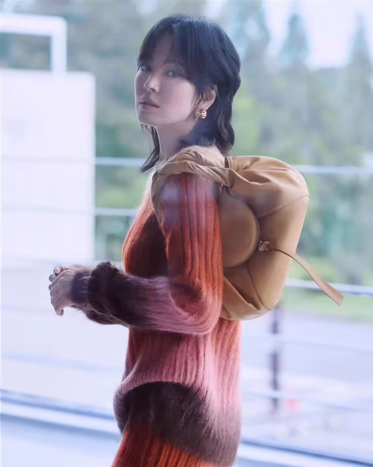宋慧喬挑戰「狼尾剪」髮型,以一身冷感氣場強勢回歸。(圖/翻攝自IG @kyo1122) 宋慧喬挑戰「狼尾剪」髮型,以一身冷感氣場強勢回歸。(圖/翻攝自IG @kyo1122)