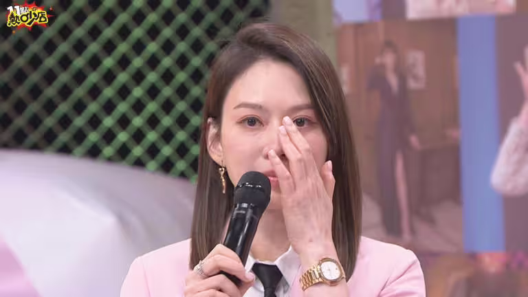 Melody最後一次主持《11點熱吵店》難掩悲傷情緒。(圖/TVBS) Melody最後一次主持《11點熱吵店》難掩悲傷情緒。(圖/TVBS)