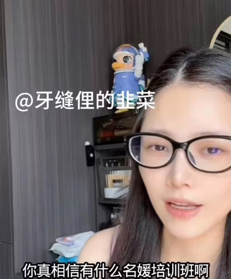 王燦突提起名媛培訓班。(圖/翻攝自微博) 王燦突提起名媛培訓班。(圖/翻攝自微博)