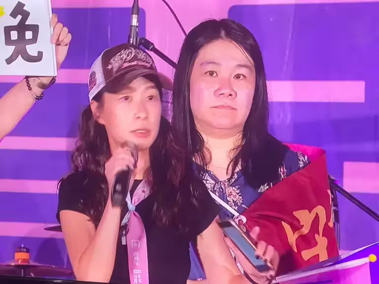 ▲海外返鄉投票青年代表Wendy表示,自己放棄睽違16年的Oasis回歸演唱會返鄉投票,但忍賴士葆20幾年夠久了。(圖/記者陳威叡攝,2025.07.24) ▲海外返鄉投票青年代表Wendy表示,自己放棄睽違16年的Oasis回歸演唱會返鄉投票,但忍賴士葆20幾年夠久了。(圖/記者陳威叡攝,2025.07.24)