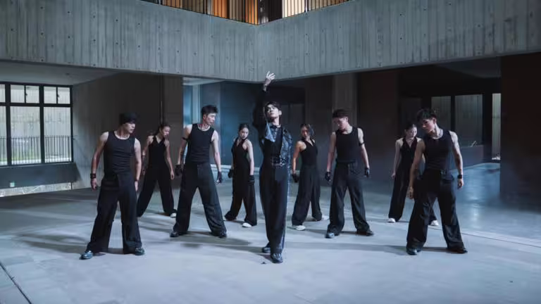 洪暐哲在納骨塔拍MV。(圖/年代整合提供) 洪暐哲在納骨塔拍MV。(圖/年代整合提供)