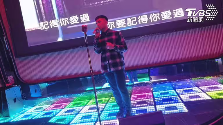 在可容納30人以上的尊爵宴會廳大展歌喉,搭配專業燈光效果,體驗巨星般的感受。(圖/TVBS) 在可容納30人以上的尊爵宴會廳大展歌喉,搭配專業燈光效果,體驗巨星般的感受。(圖/TVBS)