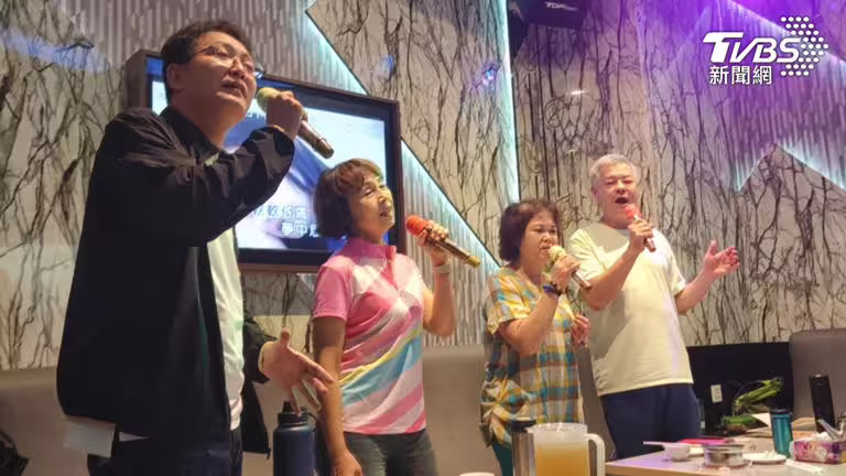 南霸天KTV不僅受到年輕族群歡迎,也吸引許多長輩前往。(圖/TVBS) 南霸天KTV不僅受到年輕族群歡迎,也吸引許多長輩前往。(圖/TVBS)