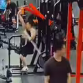 健身房恐怖失誤　男子頭部遭重擊