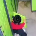 男童貪玩爬進包裹櫃　同伴失手關門慘了