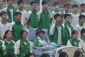 15歲少年罹癌「想和同學一起畢業」！全班「徒步2公里」到醫院拍畢業照　圓夢隔日安詳走了