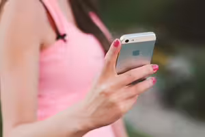 妹子同時交20男友：送我新iPhone　偷偷轉賣「半年後買房了」