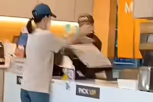 想續杯被拒！女子「狂毆店員」砸收銀機　影片瘋傳網氣炸