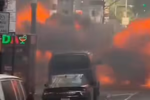 汽車突爆炸起火　路人尖叫逃命
