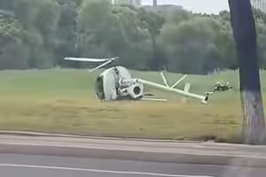 直升機尾部斷裂翻滾　機上兩人遭劇烈猛甩