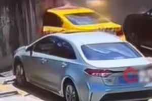九又四分之三停車場？車子撞牆竟「絲滑穿牆」