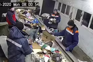 垃圾壓縮前見可疑袋子　工人打開心碎了