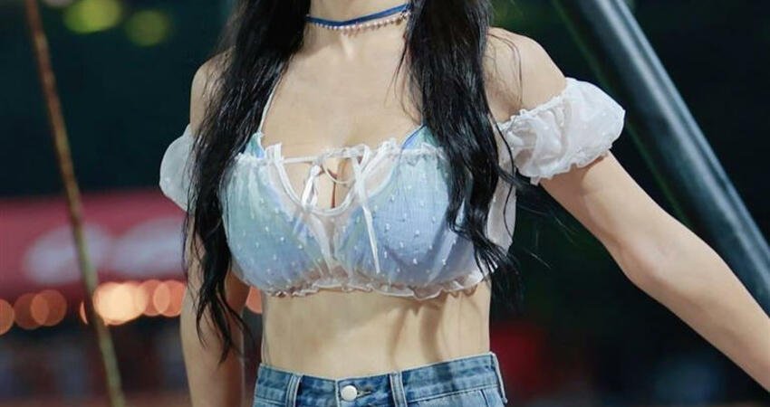 超兇車頭燈狂震！啦啦隊女神噴汗驚見「胸前1亮點 」 她1句話解答了