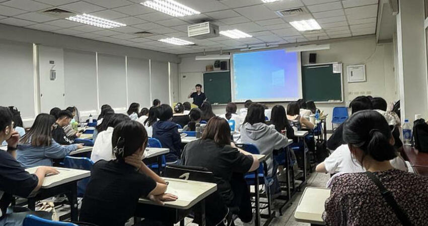 《花甲男孩》作者楊富閔開課 激發南大學生小說創作潛力