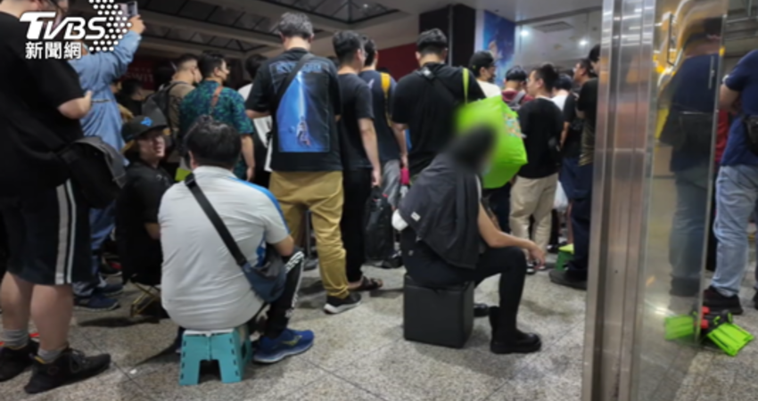 新鋼彈發售！粉絲徹夜排隊 跌倒、插隊引衝突