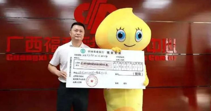 中9億頭獎「沒告訴老婆」：怕她不工作　人夫領獎秒捐2千萬慘了