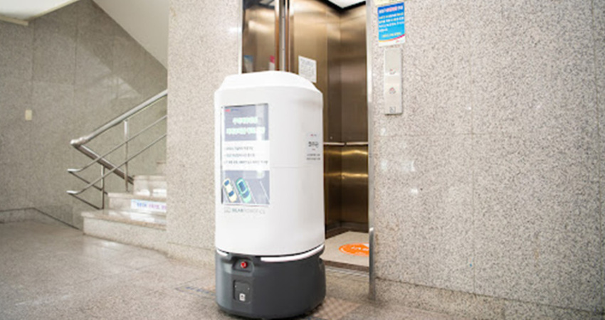 全球首例AI輕生？市議會「機器公務員」詭異墜樓畫面曝