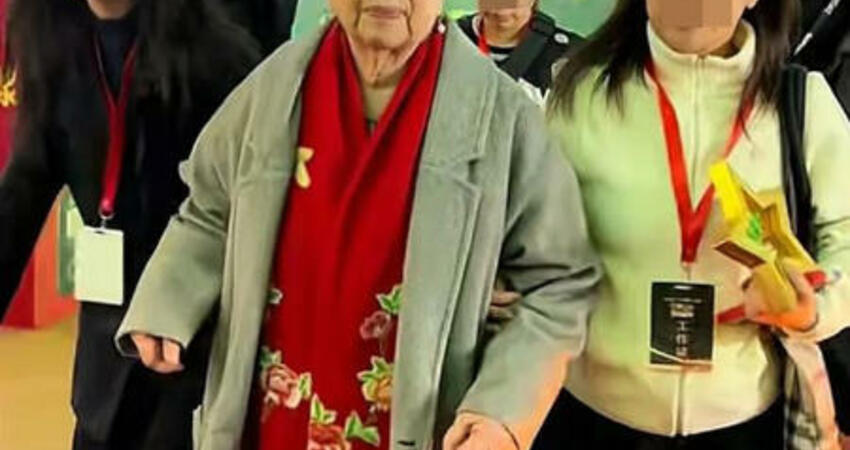 《還珠格格》容嬤嬤「走路1狀況」 網驚：88歲了