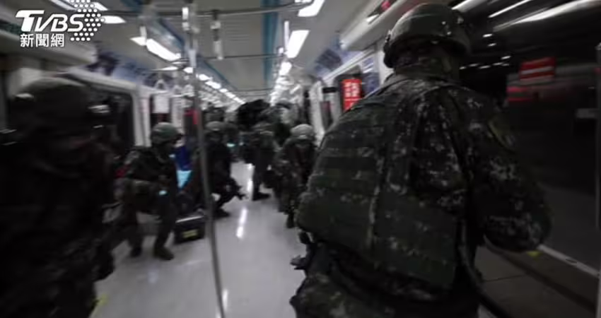 午夜載運武器彈藥 憲兵演練搭捷運行城鎮戰 TVBS獨家捕捉美觀察員