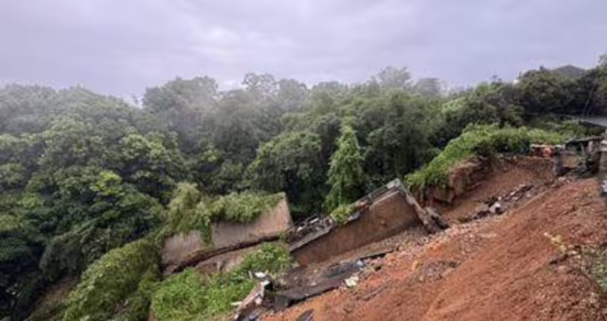 豪雨狂炸！彰化芬園三合院驚現「10樓深巨坑」 崩塌畫面曝光