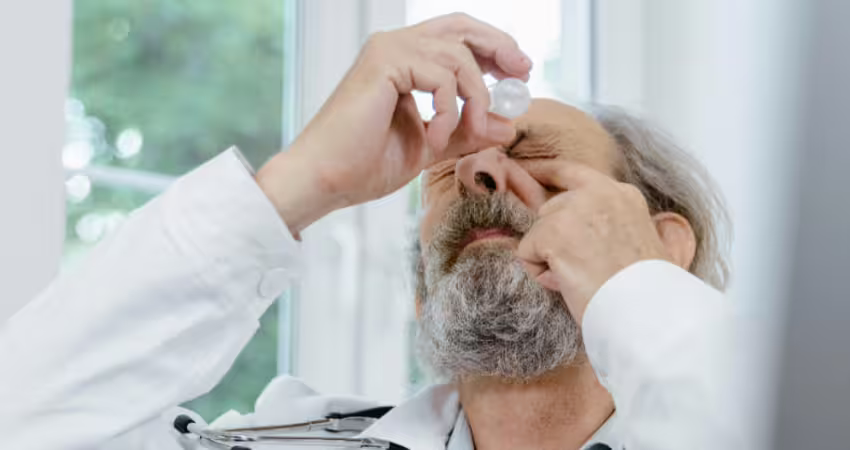 老花治療突破！「新型眼藥水」研究揭超驚人效果