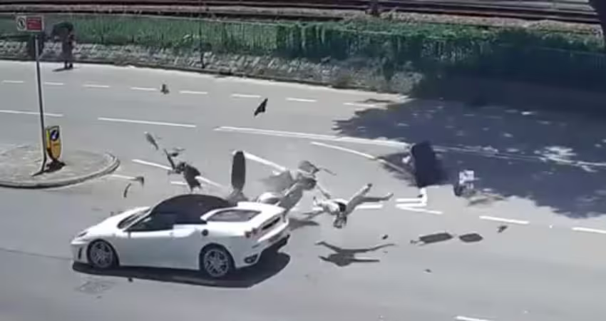 機車遭法拉利撞飛！騎士下場恐慘了