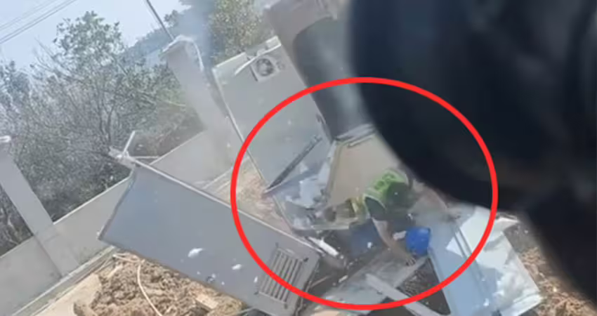 尿到一半　廁所被怪手強拆