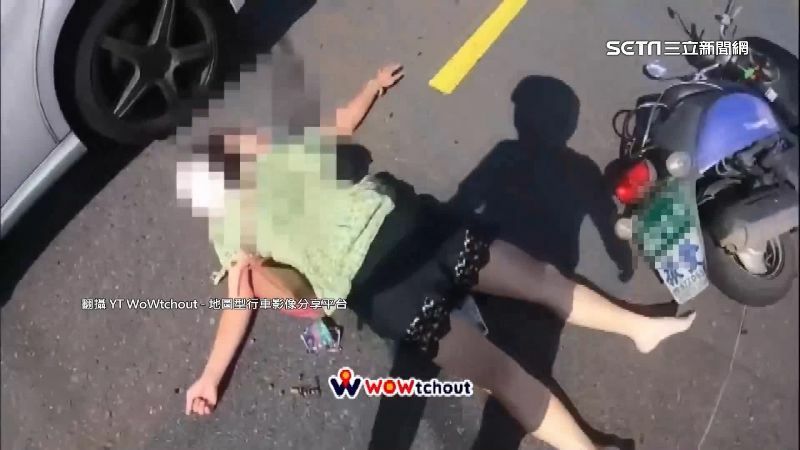 婦人撞上來車後平躺在地。（圖／翻攝自YT WoWtchout-地圖型行車影像分享平台）