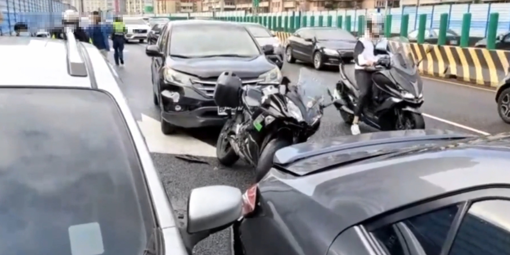 ▼車禍導致新生高架堵塞，長安東路匝道一度封閉。（圖／東森新聞）